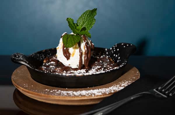 Peanut Butter Chocolate Chip Skillet