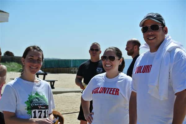 runner and volunteers