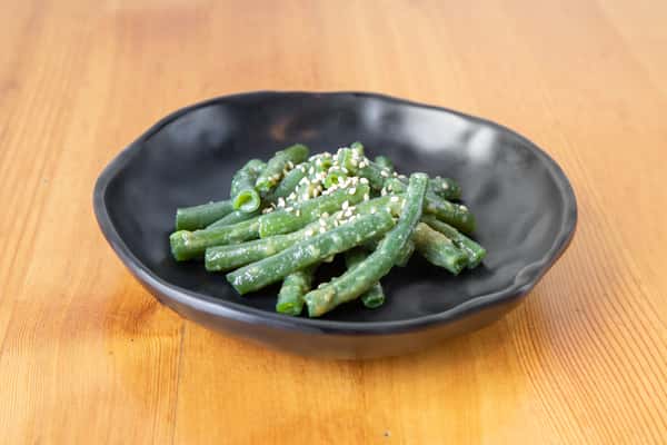 Green bean gomae on a plate