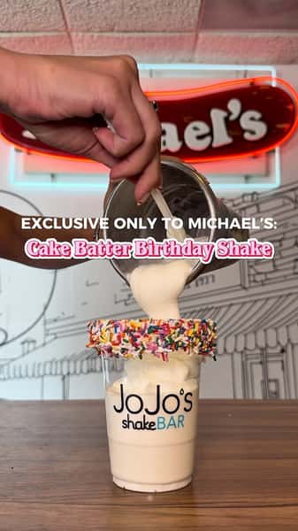 ✨🎂 MEET THE CAKE BATTER BIRTHDAY SHAKE 🎂✨
Exclusively at @eatmichaels in @downtownhighlandparkil
Packed with Funfetti cake mix, then topped with a sprinkle sugar cookie, sprinkle donut hole, and rainbow lollipop 🍭
Basically a birthday cake, but better 👀🎂
#jojosshakebar #highlandpark #northshorechicago #familyfriendly