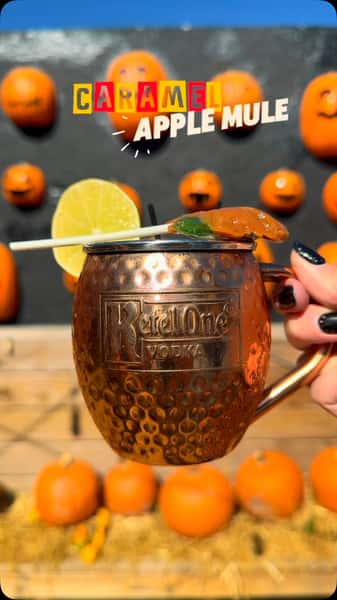 PICK OF THE SEASON 🍎
Try JoJo’s Caramel Apple Mule - @jimbeamofficial Apple, Cranberry, Ginger Beer, Topped with Caramel Apple Pop Lollipop!
#fallcocktails #caramelapples #fall