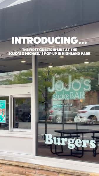 Meet the first guests in line at the JoJo’s x @eatmichaels pop up in @downtownhighlandparkil 🍭🍔
Come visit us now!!