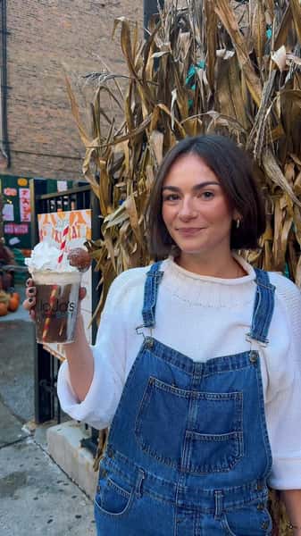 CAMPFIRE COLA DIRTY SODA 🔥
@pepsi cola concoction with salted caramel, maple syrup, toasted marshmallow, topped with whipped cream & maple cinnamon donut hole with sweet cream ✨
Available ALL October long at JoJo’s!
#thingstodo #dirtysoda #fall #dessert #dirtysodas