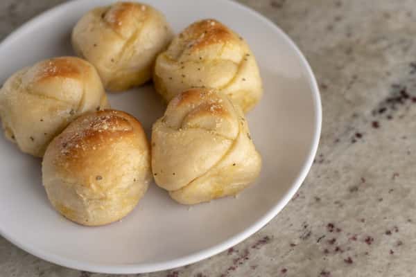 5 Garlic Knots
