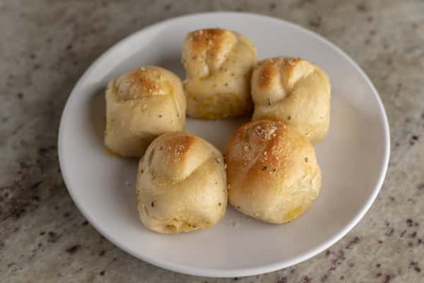 15 Knots Garlic Knots