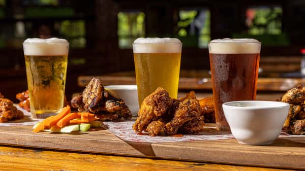 Carolina Ale House flight of wings with a variety of draft beers