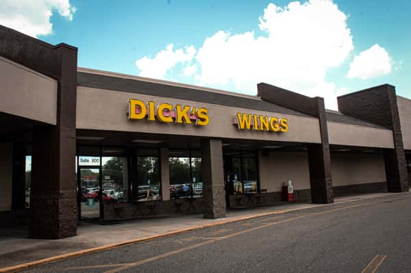 Dick's Wing's & Grill Starke Storefront