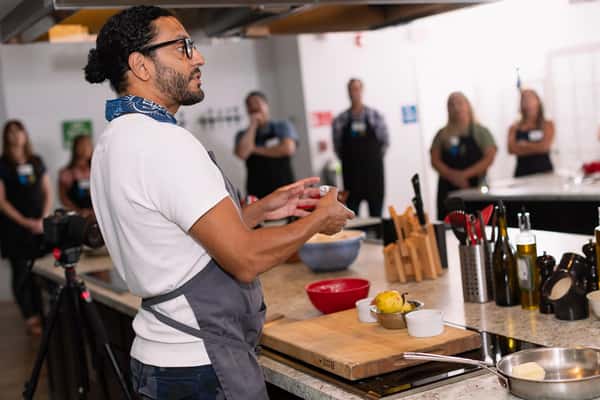 Illinois chef teaching cooking class