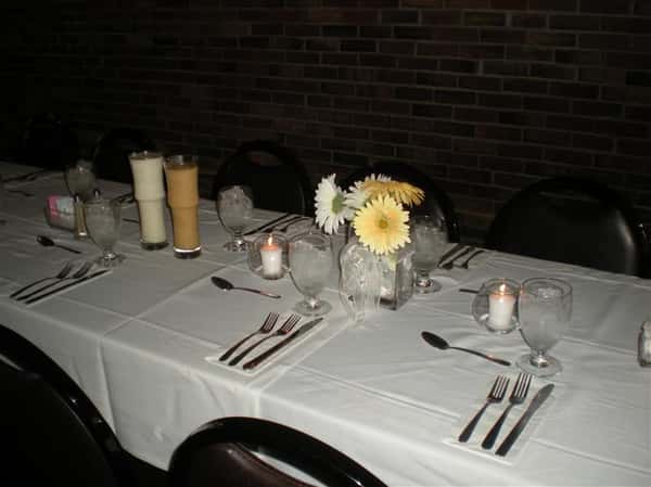 Table setup in a uniform manner for a party