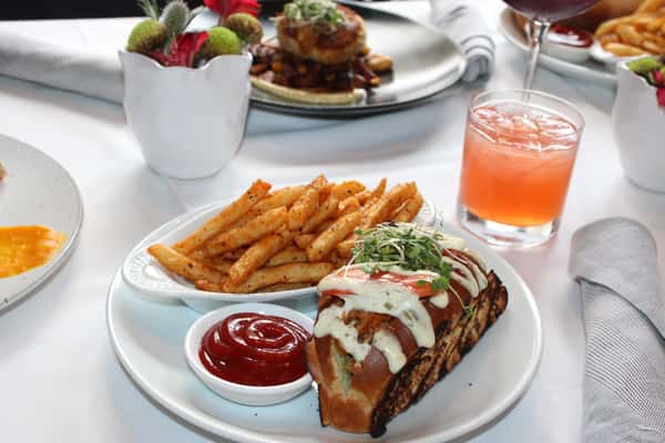 lobster roll seafood restaurant baton rouge
