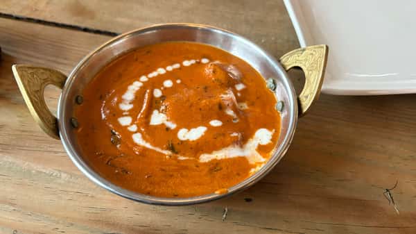 authentic-indian-butter-chicken-served-in-a-brass-bowl