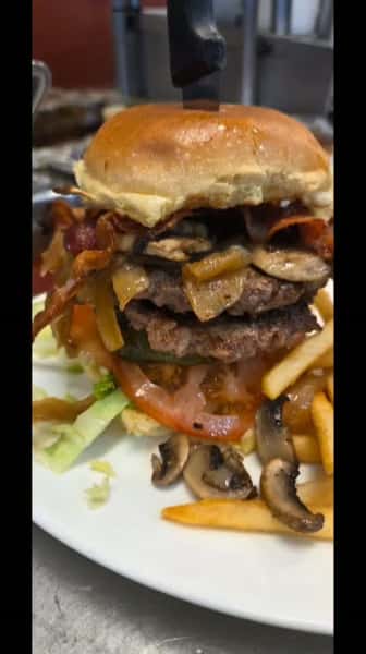We have quite the selection of sandwiches on the menu. From massive burgers to open steak sandwiches! Which is your favorite? 

#sandwiches #burgers #dinner