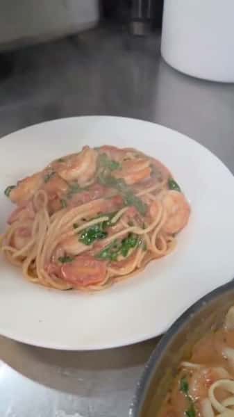 Have you tried Pasta Apulia?!

It's one of our Sunday specials, and a popular one too! 

Sautéed shrimp, tomatoes, arugula., and pasta in a vodka sauce! 

Come on in and order yours! 

#sundayspecial #pasta #shrimpandpasta #pastaapulia
