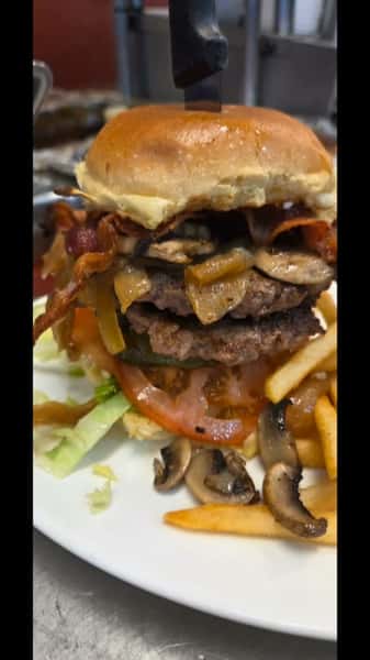 Whats for dinner?
How about a big juicy burger?!
How do you like your burgers topped? Plain and simple, or fully loaded?