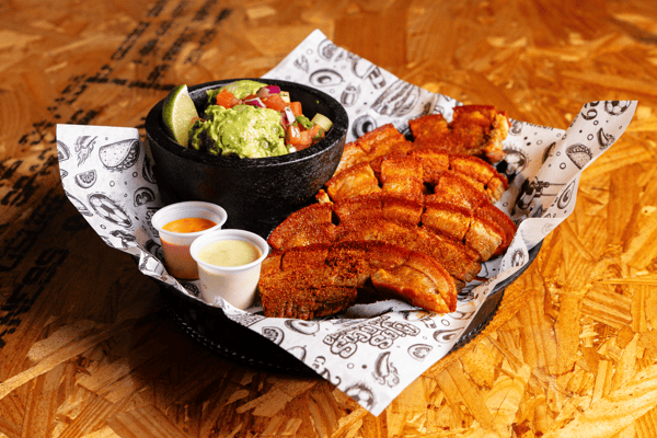 CHICHARRONES CON GUACAMOLE