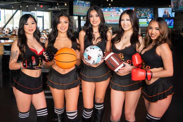 chicas holding balls