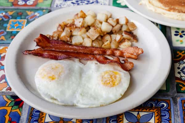 Fried eggs with bacon and hash browns