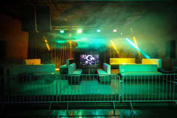 Grooves stage