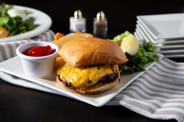 classic burger w/sliced cheese