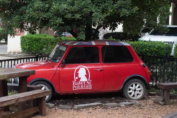 Baker St Pub red car