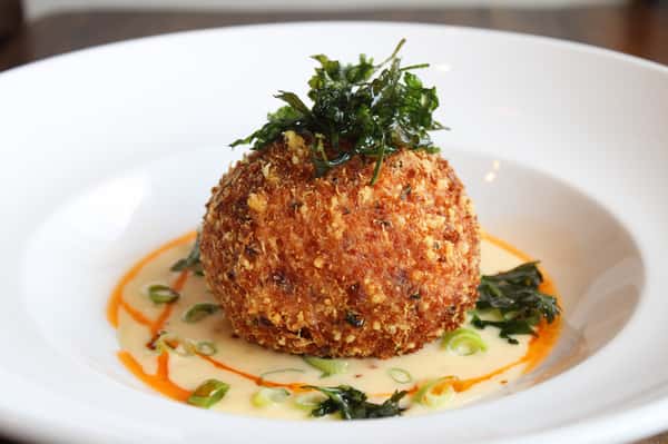 A Philly-inspired starter, a Mad Chef favorite, and a whole grilled catch—this weekend’s specials cover every craving.
🧀 Philly-Style Arancini
Saffron rice stuffed with shredded ribeye, Cooper White American, and bell peppers, served over Alfredo sauce. Pair it with a Hugo Spritz, Prosecco, or an Oriole.
🍗 Chicken Milanese
Hand-breaded chicken over pappardelle with rosé cream sauce, spinach, capers, tomatoes, arugula, and Parmesan.
🐟 Whole Rockfish
Flame-grilled and served over a fresh Mediterranean salad with crispy cauliflower and chipotle sauce. Available filleted upon request.
Available this weekend while supplies last. Which one is calling your name?
#MadChefKitchen #HowardCountyEats #WeekendSpecials