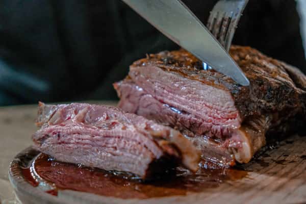 slicing steak