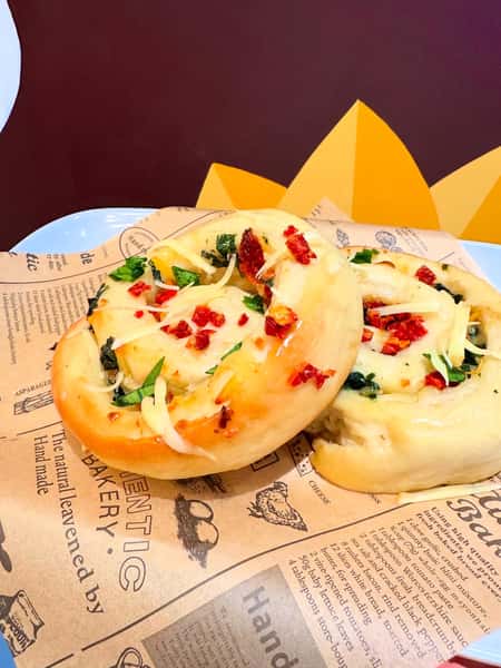 Spinach, sundried tomatoes pinwheel