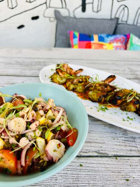 Fresh Lebanese mezze with grilled chicken kebabs, crisp vegetables, and vibrant flavors served at Lira House in Wynwood, Miami.