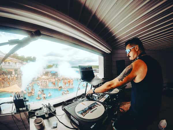 DJ