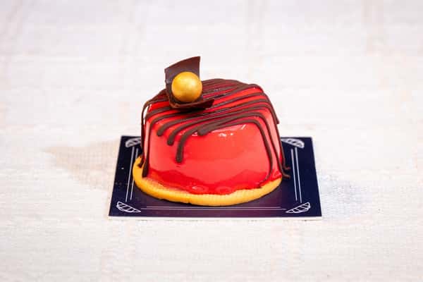 STRAWBERRY MOUSSE DOME.