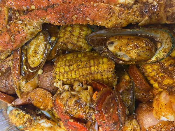 seasoned crab legs with corn and mussels