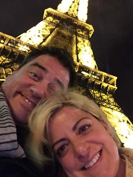 woman and man taking a selfie in front of the eifel tower