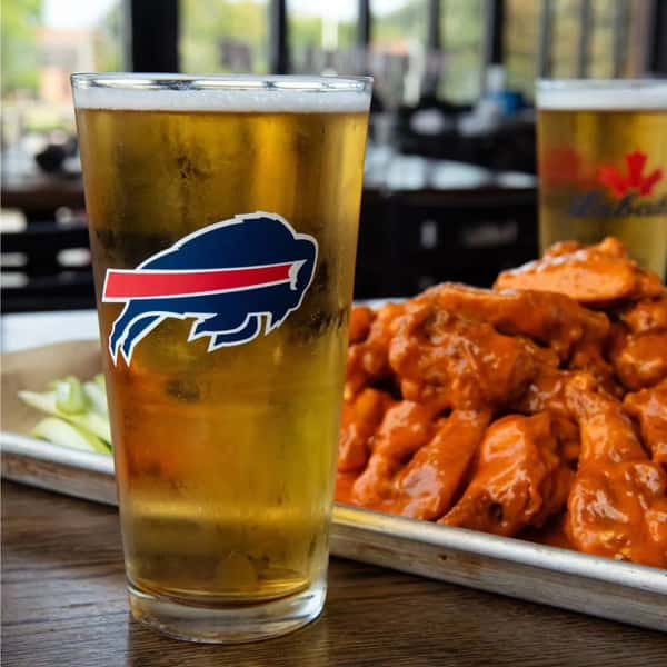 🍺🍗 Some combos never go out of style.
Cold beer. Crispy wings. That's the whole plan.
#TheRidgeWestSeneca #716eats #gobills #wings #perfectcombo