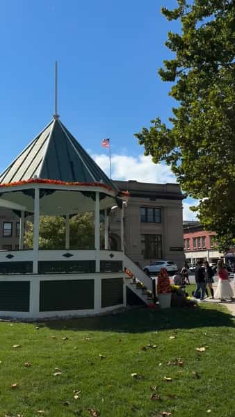We had the best time yesterday at A Weekend in the Life and can’t wait to welcome more guests today! Join us in downtown New Milford for ice cream, shopping, dining, and all kinds of Stars Hollow vibes.