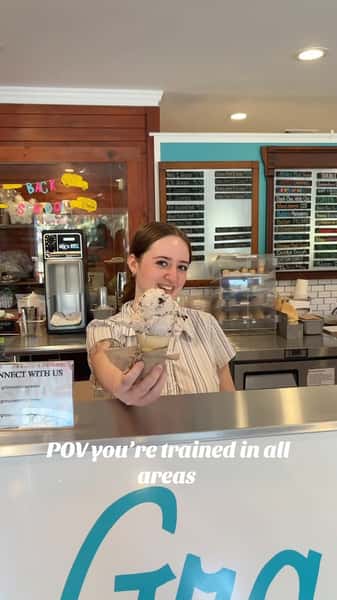Bailey can do it all! 🍦🌮 🙏