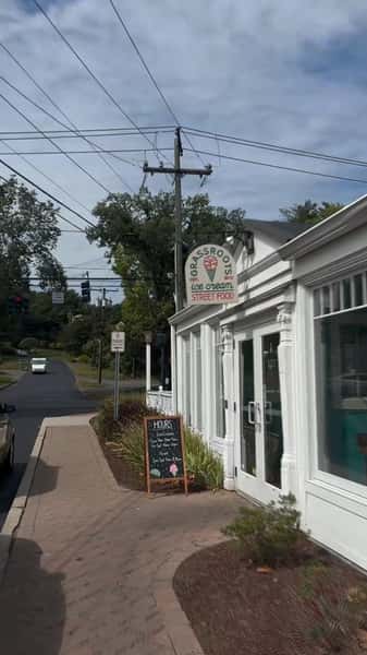 A beautiful hike followed by a visit to Grassroots for lunch and ice cream = the perfect fall day!
