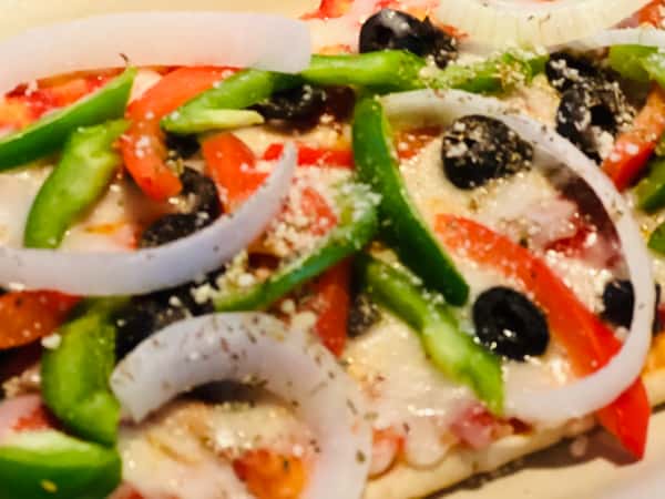 belpeppers, olives, cheese pizza