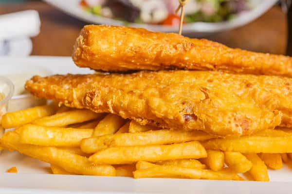 Crispy beer-battered fish and chips served with golden fries and classic pub-style presentation.