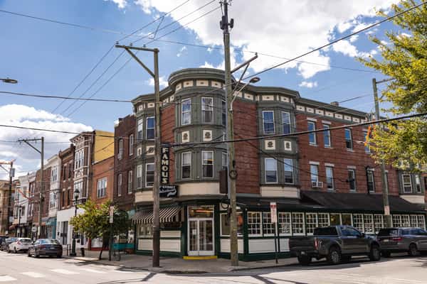 Exterior of Famous 4th Street Delicatessen in Queen Village, Philadelphia — landmark Jewish-style deli known nationwide.
