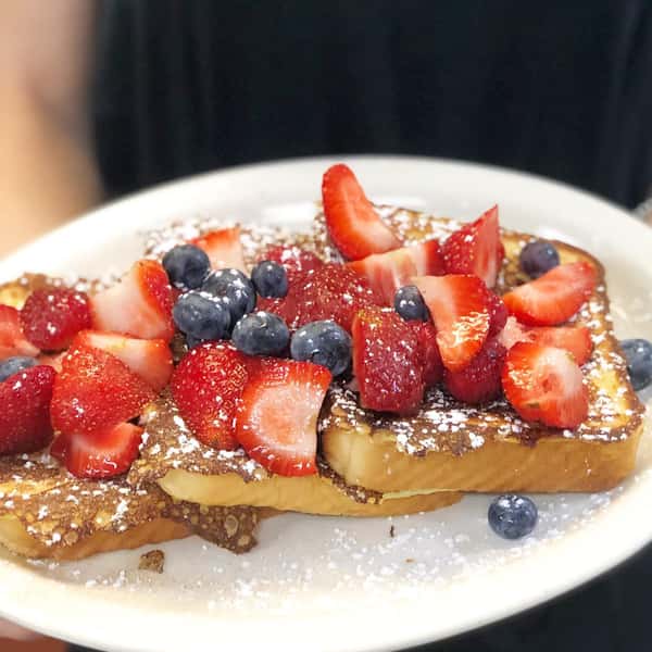 pancakes with strawberries and blueberries