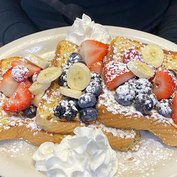 pancakes with strawberries, blueberries and cream