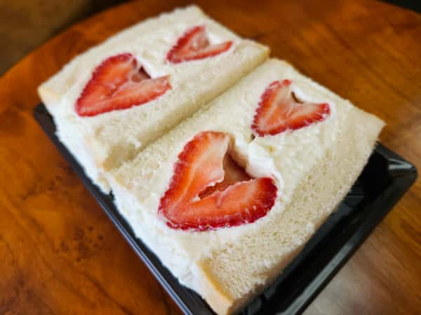 Strawberry Cream Sando ストロベリーサンド