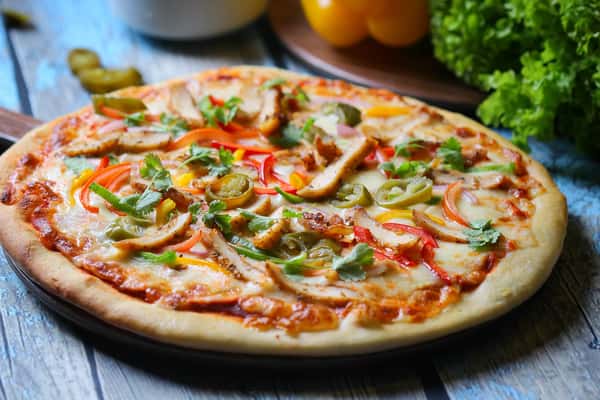 delicious-chicken-pizza-topped-with-vegetables