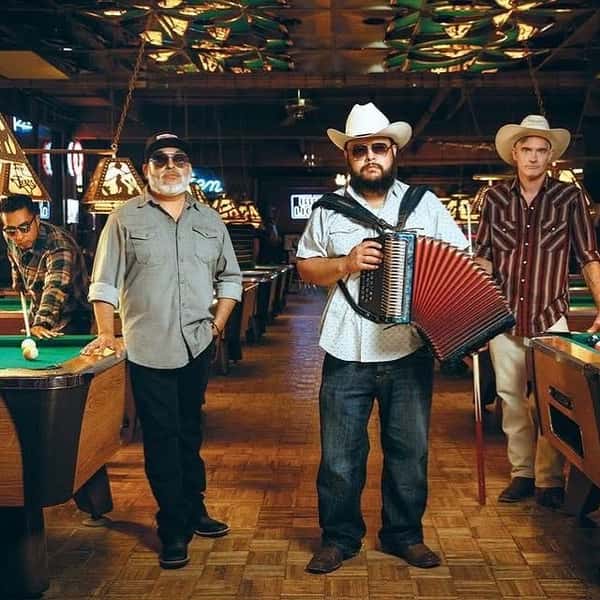 We’re rockin’ tonight with the Squeezebox Bandits celebrating Abel’s birthday! 🎉🎶
🤠 Show starts at 7pm
🔥 Big-Dawgs Dfw onsite serving the goods!