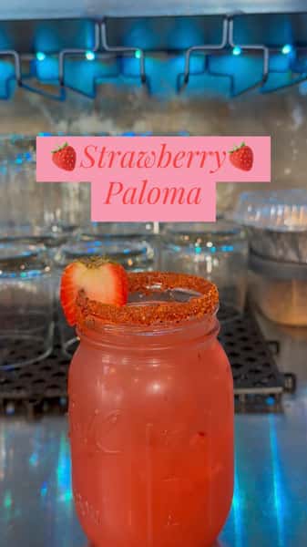 A refreshing twist on the classic Paloma 🍋🟩🍓
Made with Fresca, lime, tequila and fresh strawberries 🤤
Try one today!
#drinks #cocktails #paloma #strawberry #fresa