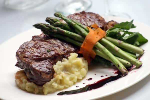 Steak with asparagus and mashed potatoes
