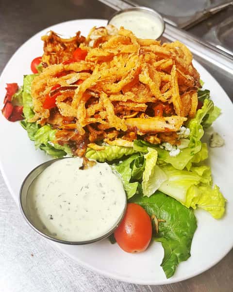 Salad with crispy toppings and dressing