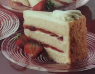 Cake with strawberry and vanilla frosting