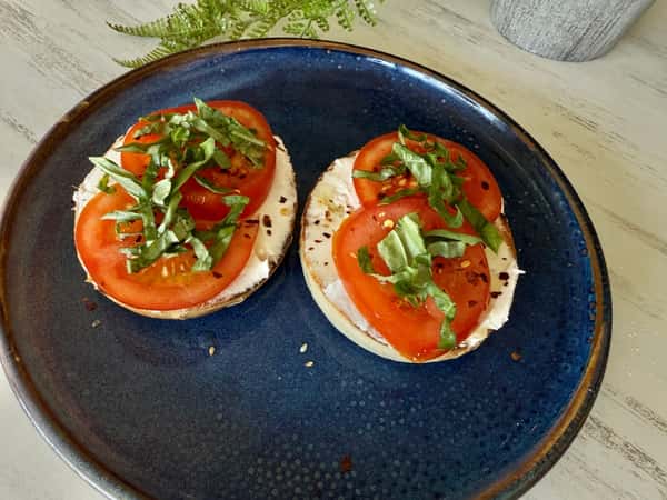 Tomato & Chilli Flakes Bagel