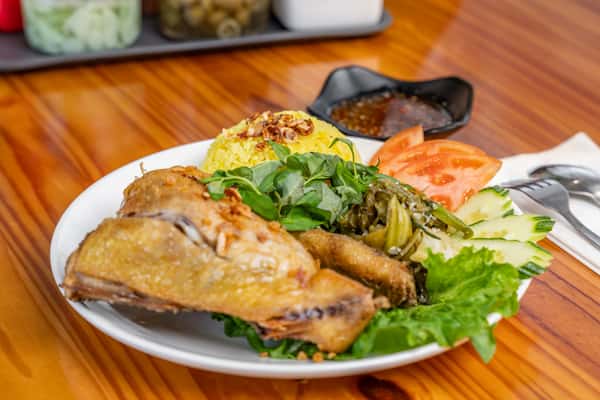 R5. Com Ga Xoi Mo Uc + Canh (Breast + Wing Fried Chicken Rice Plate)